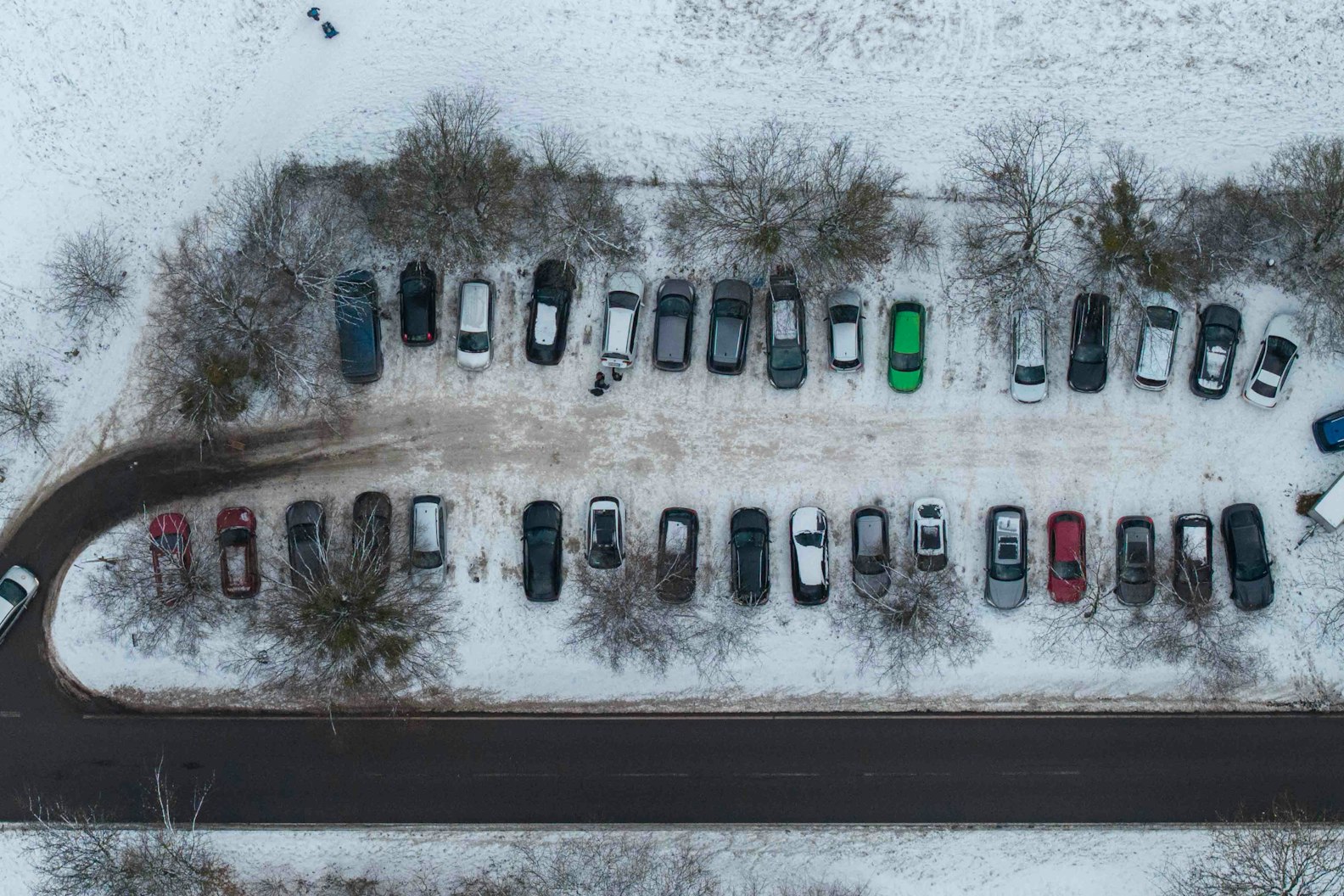 Havas reptéri parkoló autókkal felülnézetből – karácsonyi és szilveszteri reptéri parkolás